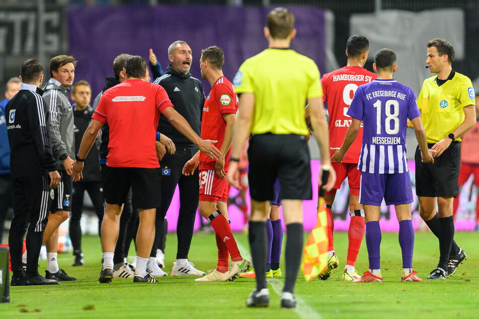 Die Hamburger um Coach Tim Walter (45, 5.v.l.) forderten nach dem Foul von Soufiane Messeguem (20, Nummer 18) vehement Rot - was die Auer wiederum erzürnte.