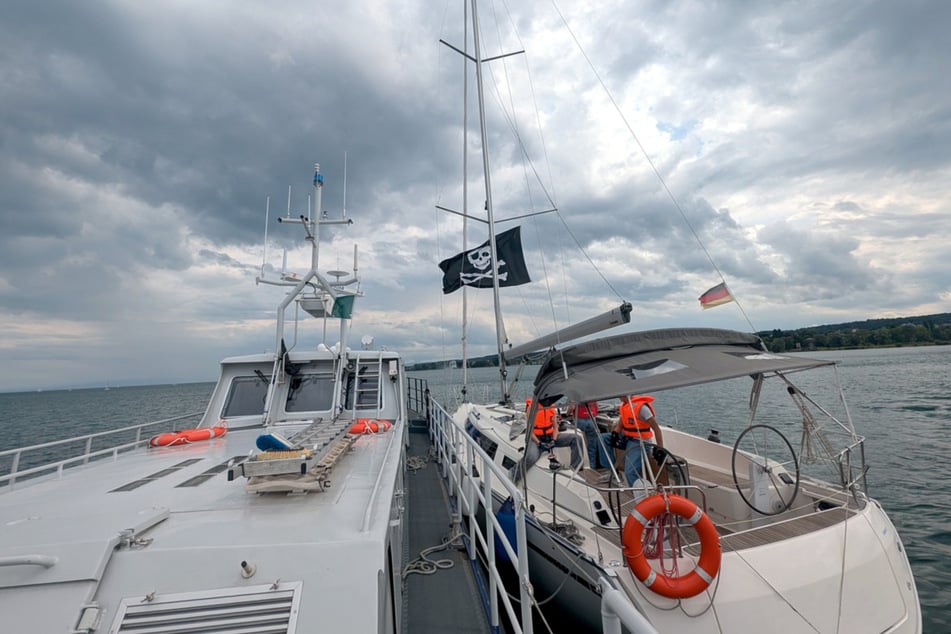 Das Zollboot brachte die Segeljacht sicher in tiefere Gewässer.