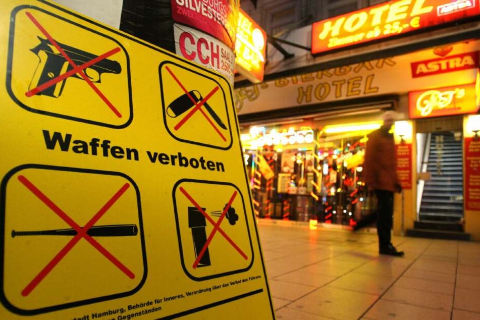 Auf dem gesamten Kiez auf St. Pauli herrscht ein strenges Waffenverbot. Trotzdem kommt es immer wieder zu Zwischenfällen mit verbotenen Gegenständen.