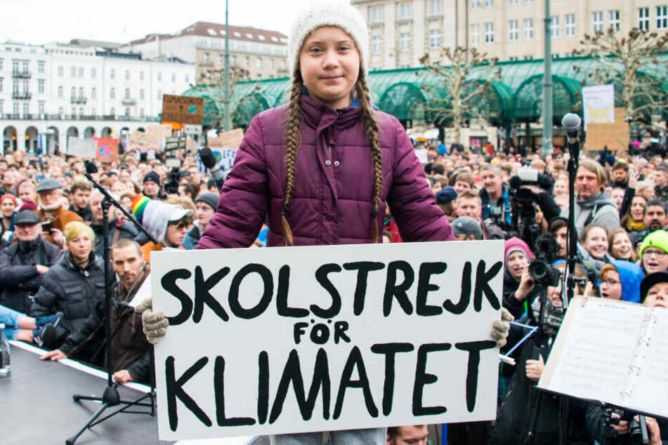 Greta Thunberg, Klimaaktivistin, stand schon vor einem Jahr während einer Kundgebung auf dem Rathausmarkt in Hamburg.