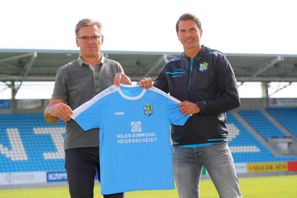 Uwe Hildebrand (l.) mit Coach Patrick Glöckner. Der Noch-Geschäftsführer traut dem Trainer zu, den CFC aus dem Liga-Keller herauszuführen und die Klasse zu halten.