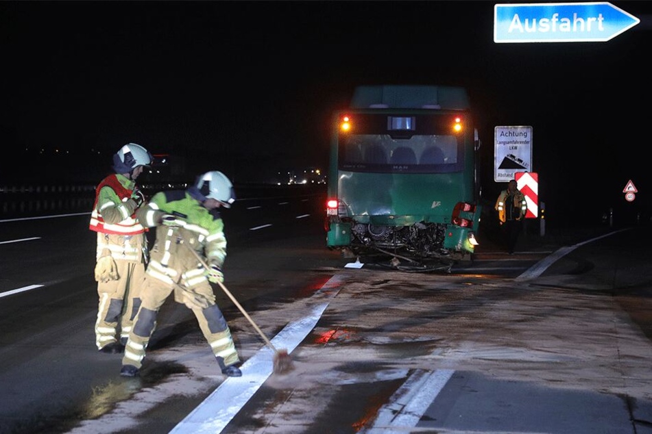 Feuerwehrmänner mussten austretende Betriebsstoffe sichern.