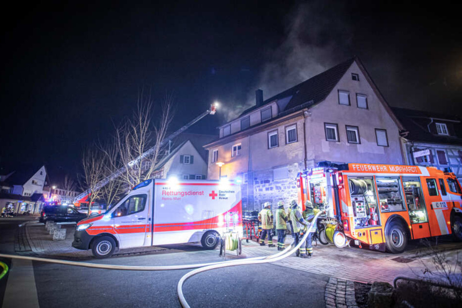 Rettungskräfte gehen vor Ort ihrer Arbeit nach.