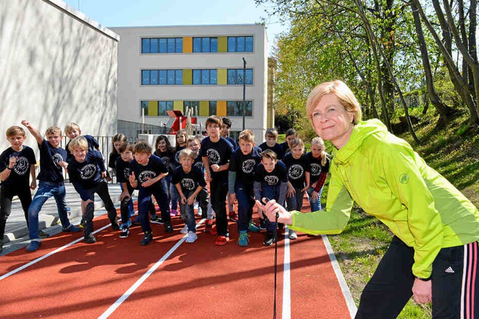 Können den Startschuss zum Mini-Marathon kaum erwarten: Sportlehrerin Sylke Kümmig (54) mit Schülern der 39. Grundschule.