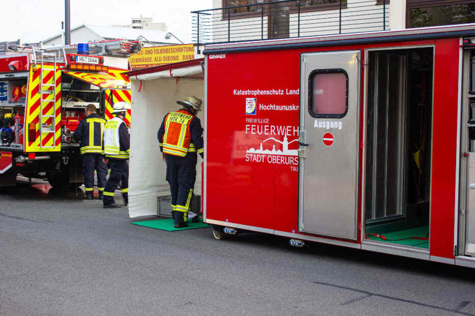 In der eingerichteten Dekontaminations-Station wurden betroffene Mitarbeiter und Feuerwehrkräfte durch gründliches Waschen und Entkleiden dekontaminiert.