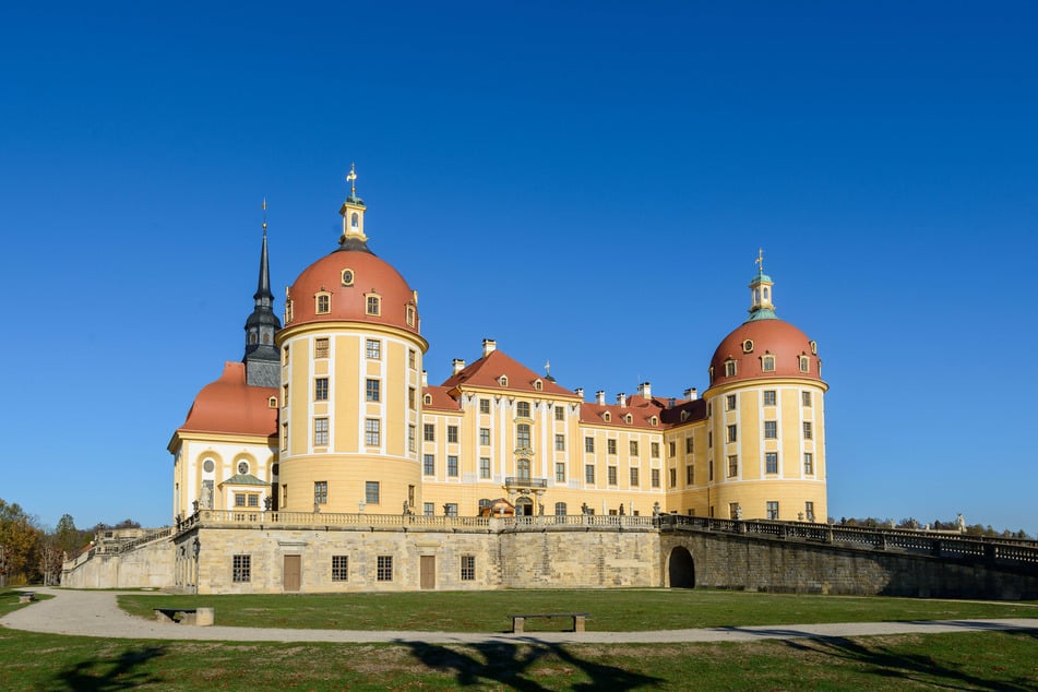 Bei den Kostümführungen auf Schloss Moritzburg erkunden Kinder in historischen Gewändern die Welt des sächsischen Hofes. (Archivfoto)