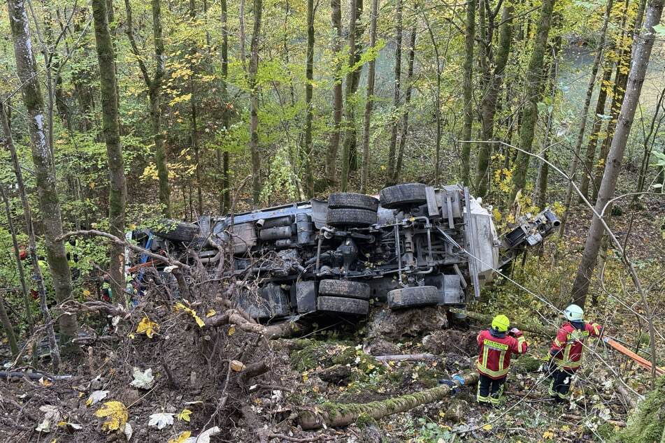 Der Lastwagen blieb auf dem Dach liegen.