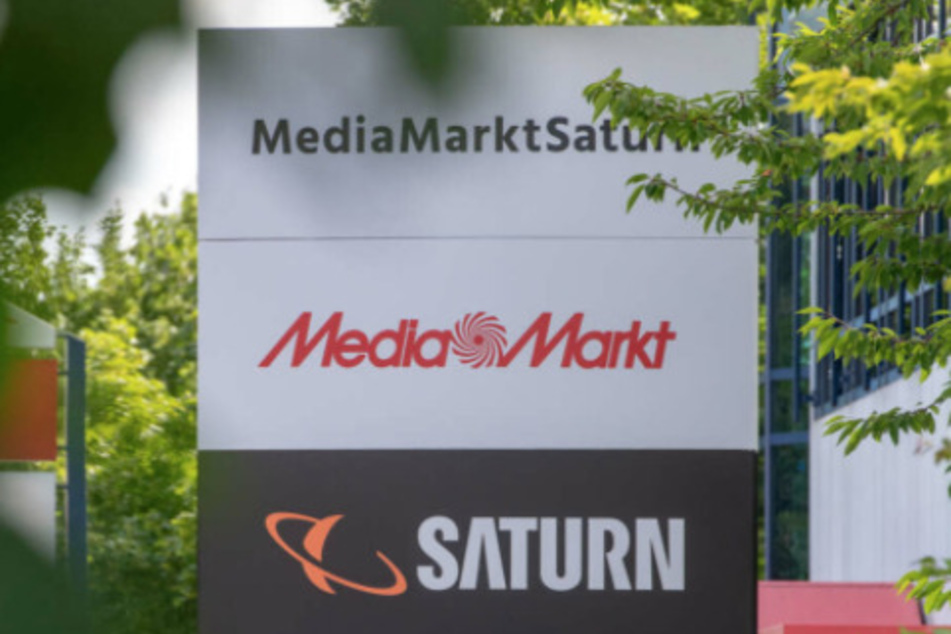 Ein Schild mit Saturn- und MediaMarkt-Aufschrift.