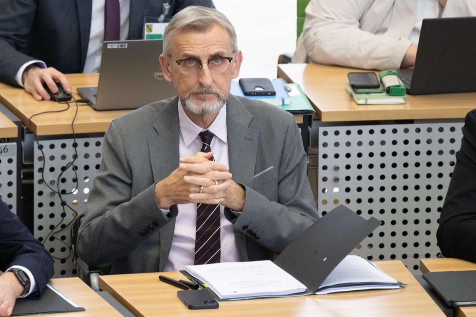 Sachsens Innenminister Armin Schuster (62, CDU) bemängelt, das neue Abschiebe-Gesetz sei nicht durchdacht.