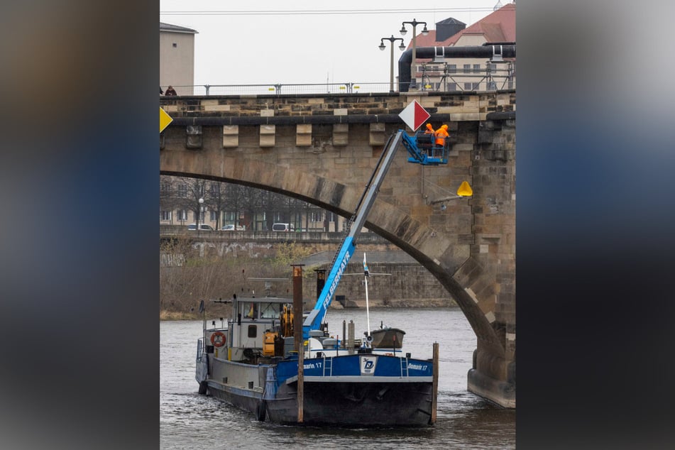 Seit Mittwochvormittag nimmt ein Experte die Bögen der Augustusbrücke auf der Elbe näher unter die Lupe.