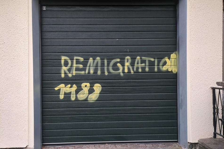 Im Eichelbergweg wurde ein Garagentor mit rechten Codes beschmiert.