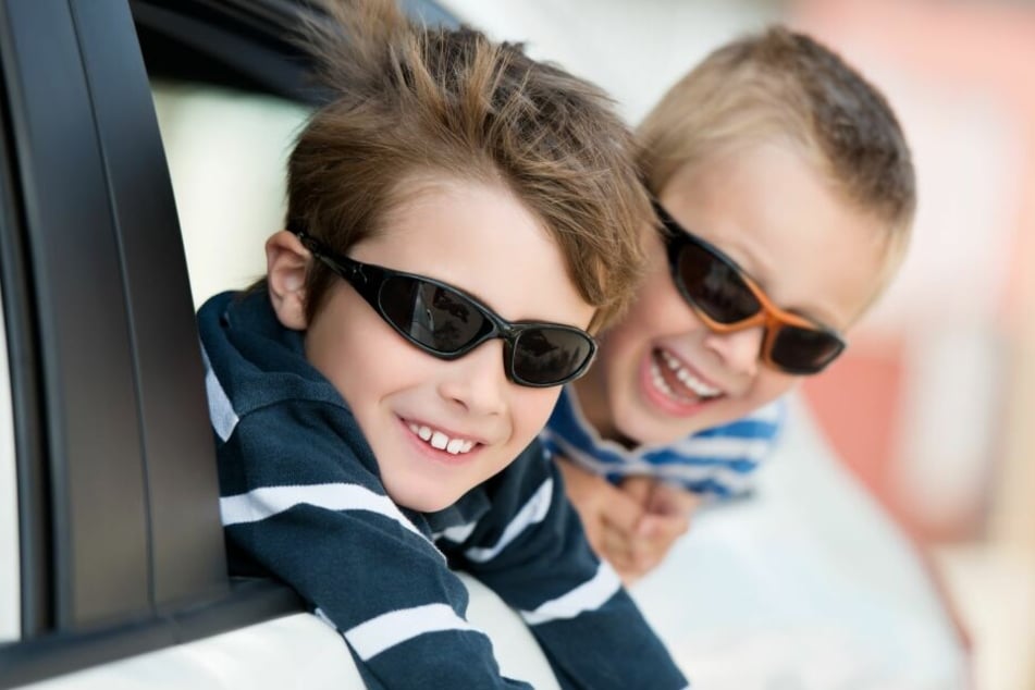 Geht gar nicht, auch wenn die Kids dann happy sind: Unangeschnallt Autofahren.