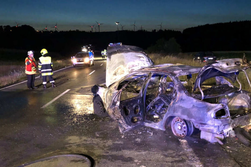 Das Auto des Mannes brannte komplett aus.