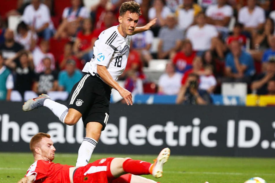 Luca Waldschmidt (oben) dribbelte fast die komplette serbische Abwehr vor dem 3:0 aus und traf dann auch noch mit einem wuchtigen, platzierten Vollspannschuss in die linke Ecke.