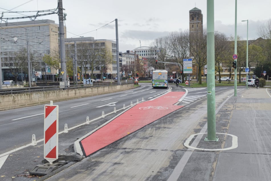 Erstmals kommt auf der Deutzer Brücke ein spezieller "Radbordstein" zum Einsatz.