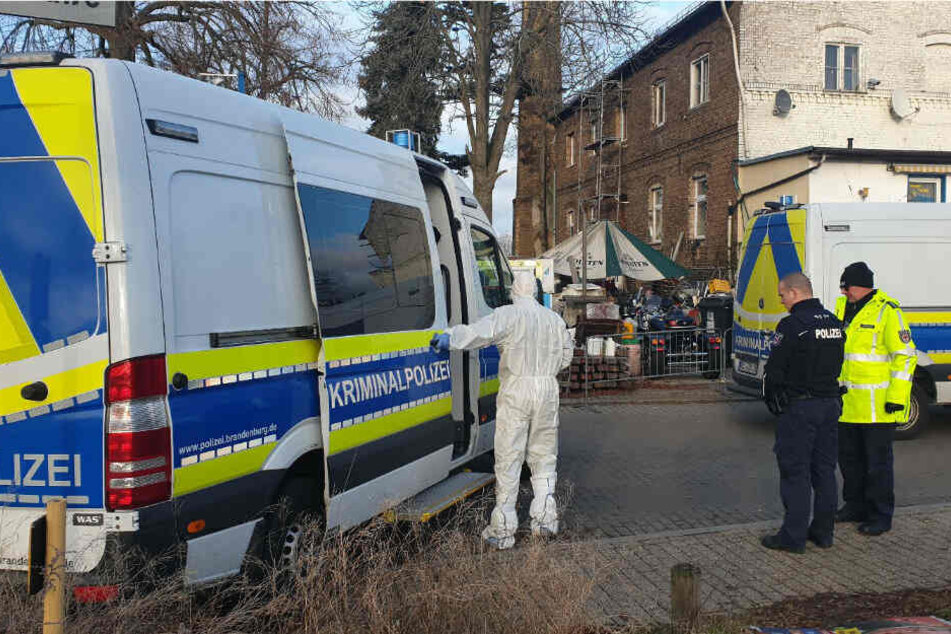 Fahrzeuge der Kriminalpolizei stehen vor dem Haus in Blankenfelde-Mahlow.