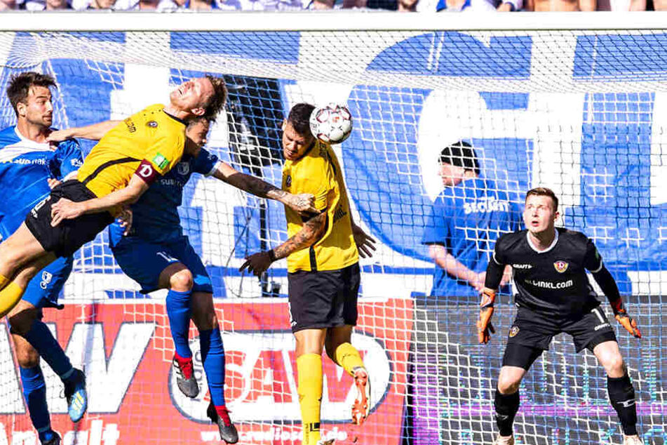 Dynamos Dario Dumic (2.v.r.) klärt per Kopf, weil Kapitän Marco Hartmann (in Schräglage) nicht an den Ball kommt. Läuft das Abwehr-Duo auch gegen Bielefeld zusammen auf?