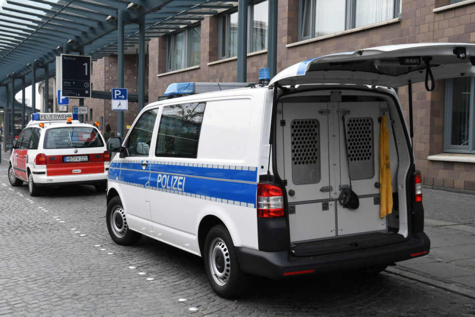 Fahrzeuge von Feuerwehr und Polizei stehen vor einem Terminal des Flughafens.