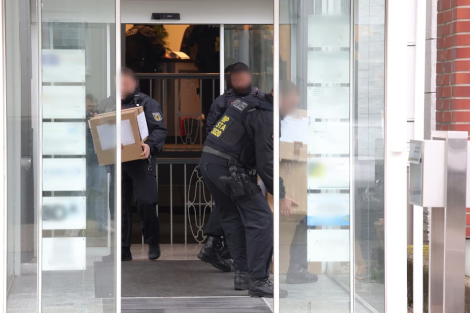 Vergangene Woche hatten Polizeibeamte bundesweit zahlreiche Büros und Wohnhäuser nach Beweisen durchsucht