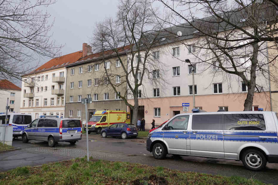 Polizeieinsatz in der Vettersstrasse: Ein 25-jähriger Mann wollte sich offenbar mit einem Messer selbst verletzen. Als seine Freundin ihn davon abhalten wollte, verletzte er sie offenbar.