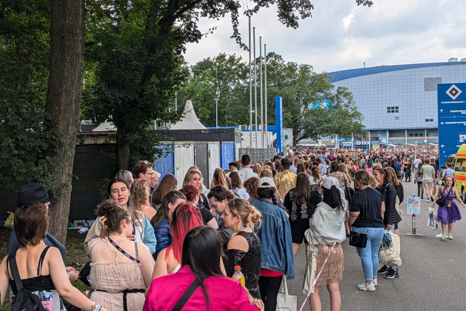 Die Warteschlange vor dem Volksparkstadion ist lang.