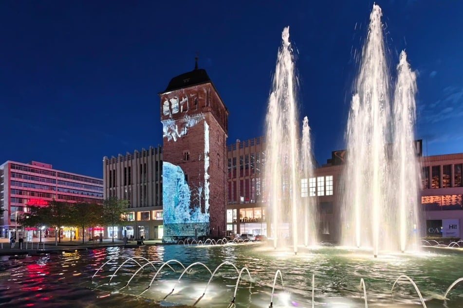 Der Rote Turm wird zur Bühne für eine Tänzerin aus Wasser.