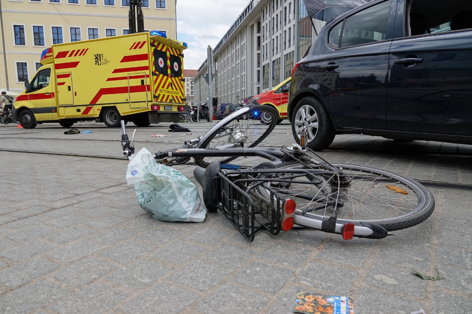 Bei der Kollision stürzte die Radfahrerin zu Boden und wurde schwer verletzt.