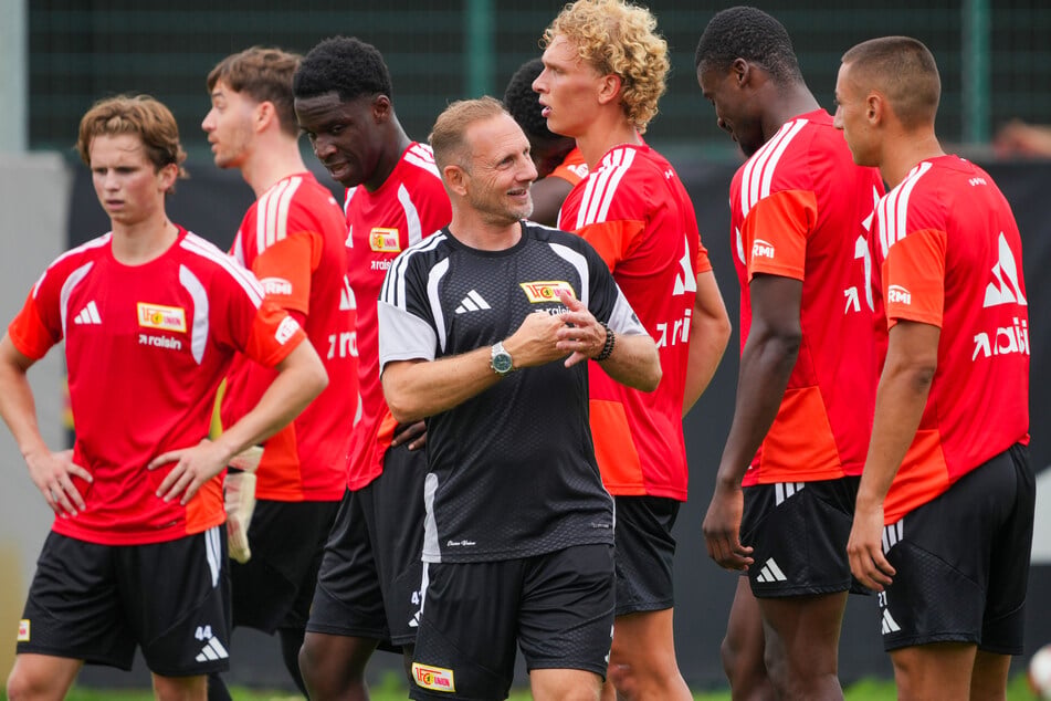 Der neue Union-Trainer Mauro Lustrinelli (520, M.) hat was Stürmer angeht viel Auswahl.