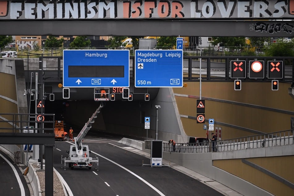 Der jüngste Abschnitt der umstrittenen Stadtautobahn A100 wurde am Mittwoch eröffnet.