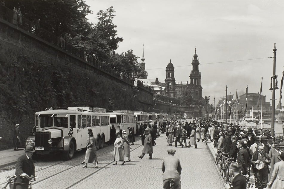 In den 1930er-Jahren war das Terrassenufer bereits eine wichtige Verkehrsachse - natürlich auch für Fahrradfahrer.