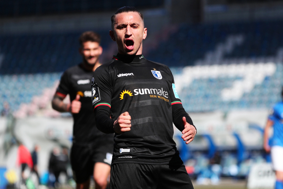 Sein Lauf hält an! Baris Atik (26, v.) schoss den 1. FC Magdeburg beim FC Hansa Rostock in Führung. Am Ende gewann er mit seinem Team mit 2:0 bei der Kogge.