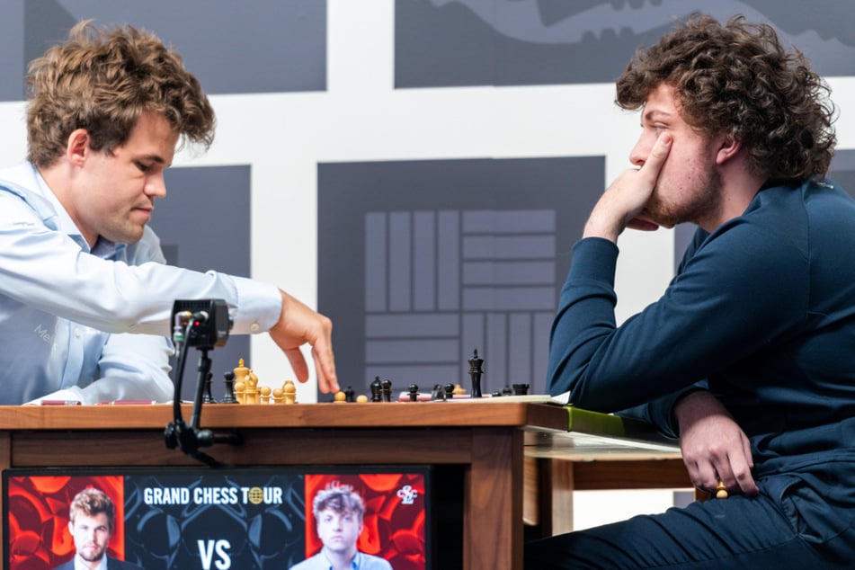 Vor rund drei Wochen verlor Schach-Weltmeister Magnus Carlsen (31, l.) gegen Hans Niemann (19) und das Drama nahm seinen Lauf.