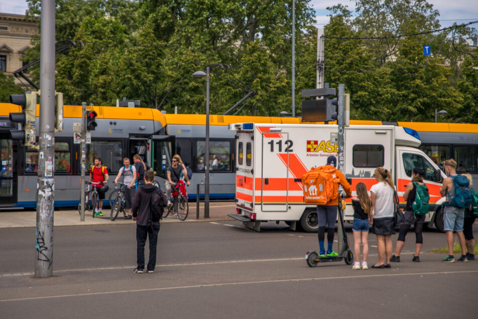 Frau läuft gegen Straßenbahn: Unfall sorgt für Verkehrsbehinderungen in Leipzig