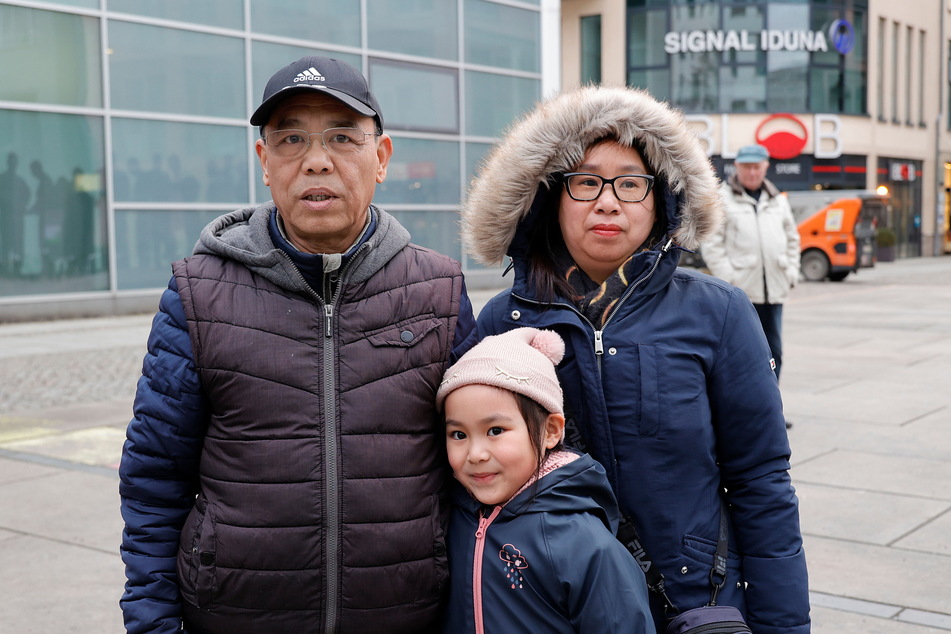 Pham Phi Son, Hoa Nguyen (r..) und ihre Tochter Emilia: Der Familie droht die Abschiebung nach Vietnam.