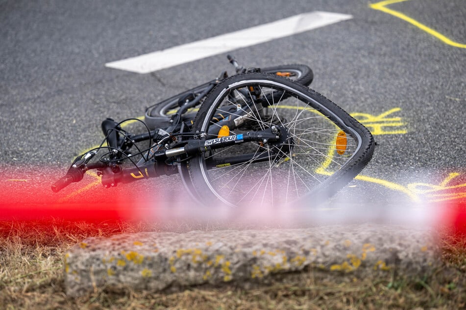 Nach ersten Erkenntnissen der Polizei war das Kind auf einem Fahrrad unterwegs und wurde von einem Auto erfasst.