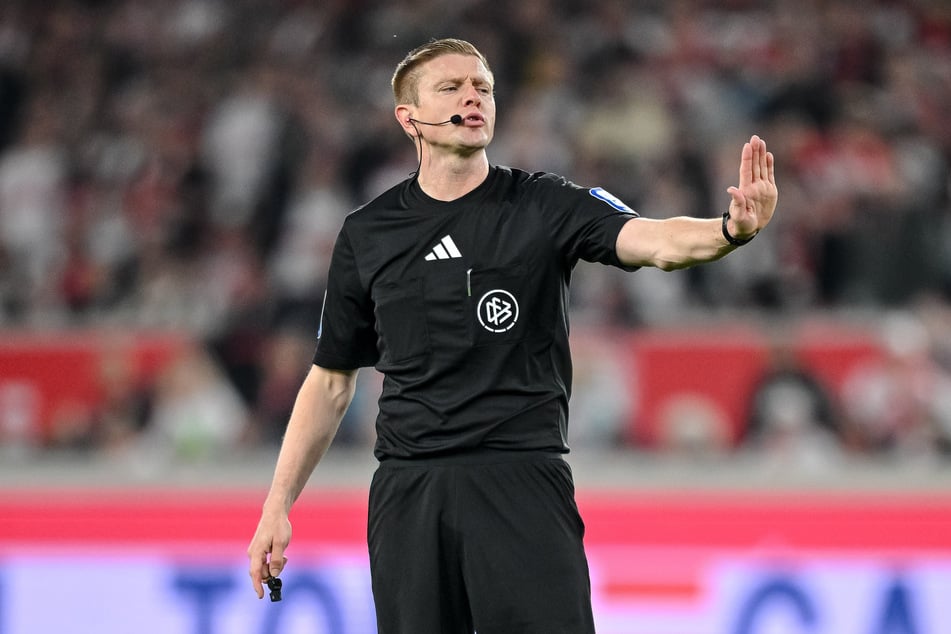 Schiri Robert Schröder leitet heute Abend das Rückspiel der Relegation in Fürth.