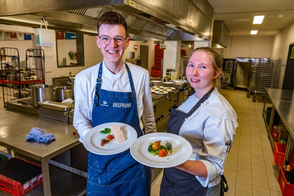 Johann Peters (18) und Sabrina Lamos (21) präsentieren ihre Gerichte.