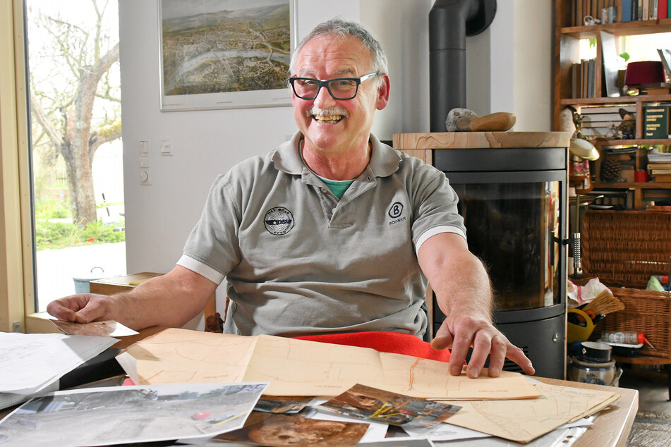 Voller Begeisterung präsentiert Bernd Aurisch (69) gesammelte Bilder und Dokumente. Der Rentner aus Bosewitz wohnt auf einem spätslawischen Mittelalter-Friedhof.