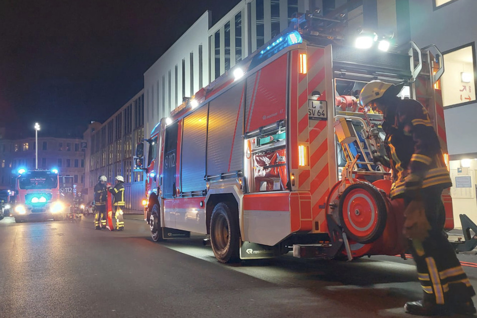 Leipzig: Rauch-Alarm im Parkhaus: Jugendlicher Leichtsinn ruft Feuerwehr auf den Plan