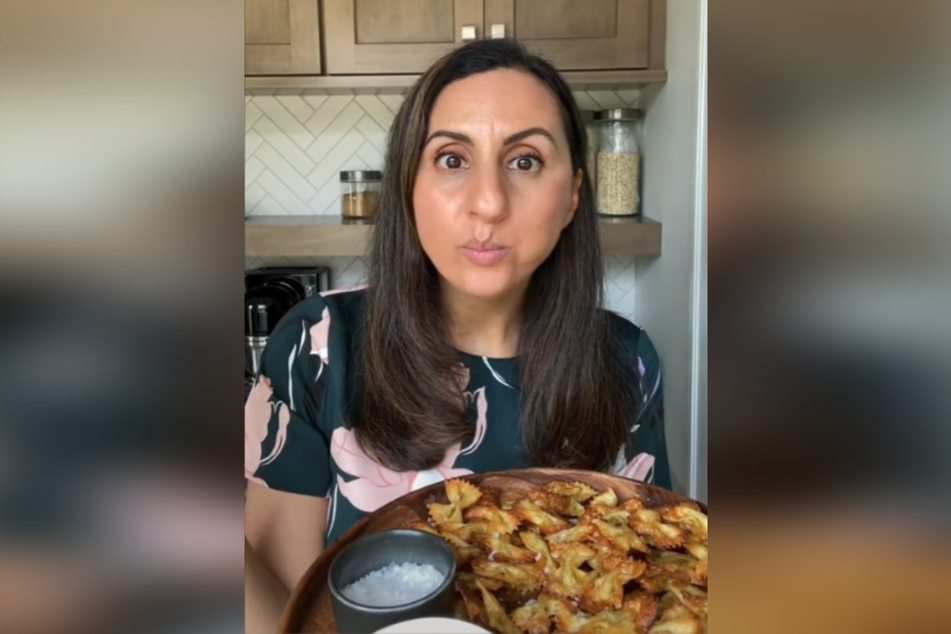 In einem anderen Video stellt die Food-Influencerin ein ähnliches Rezept vor: Pasta-Chips mit Salz und Essig-Dip.