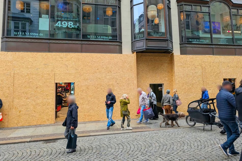 Und auch bei Snipes (l.) und im Elbenwald Store (r.) in der Hainstraße setzen die Händler auf mehr Sicherheit.