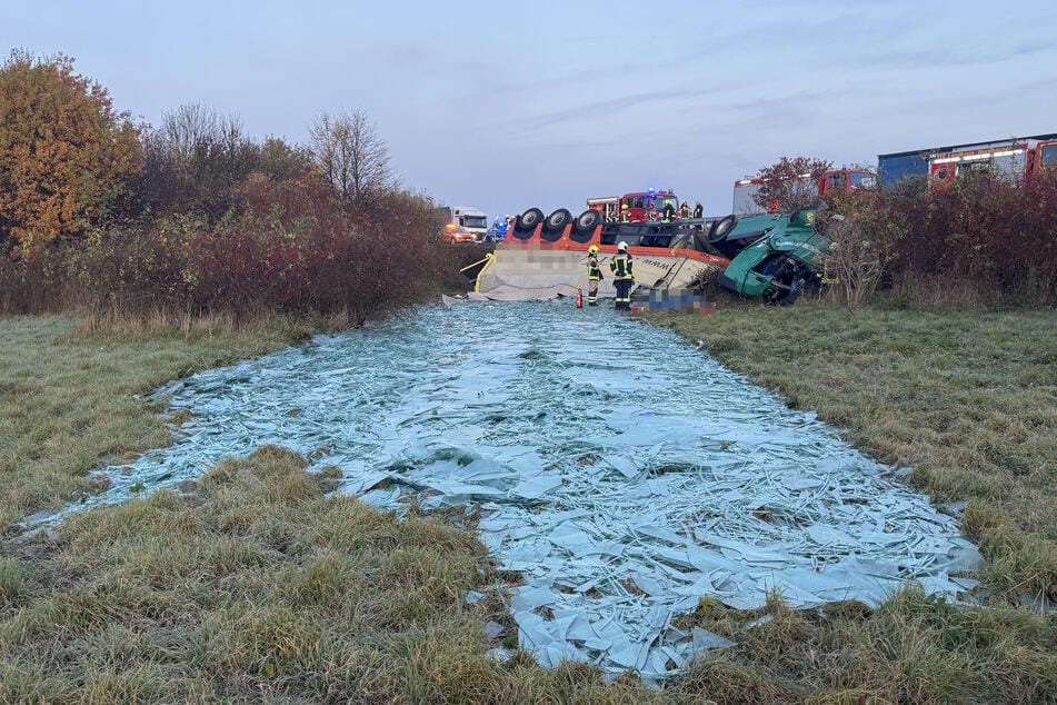 Ein großer Teil der Ladung verteilte sich neben der A38 im Graben.