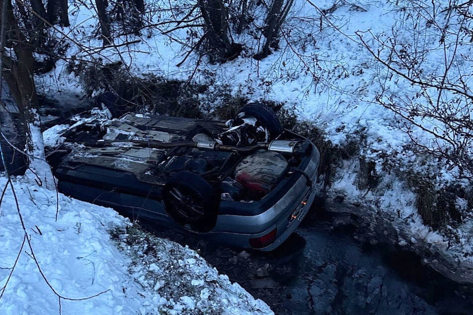 Die beiden Insassen konnten sich selbst aus dem Auto befreien.