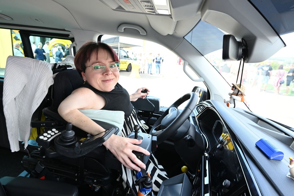 Jessica Uhlmann in ihrem auf ihre Bedürfnisse umgebauten VW T6. Per Joystick kann sie ihr Fahrzeug bedienen.