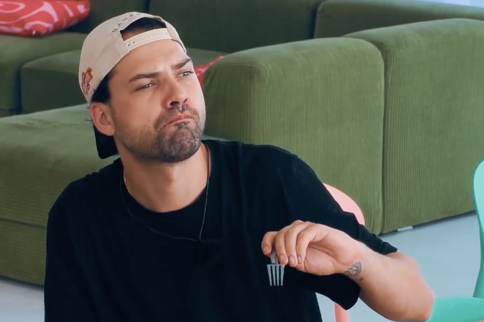 Jimi Blue Ochsenknecht (33) freut sich auf seine Zeit in der Villa. Leider hat er da nicht mit den anderen Kandidaten gerechnet, die ihm in die Suppe spucken wollen.