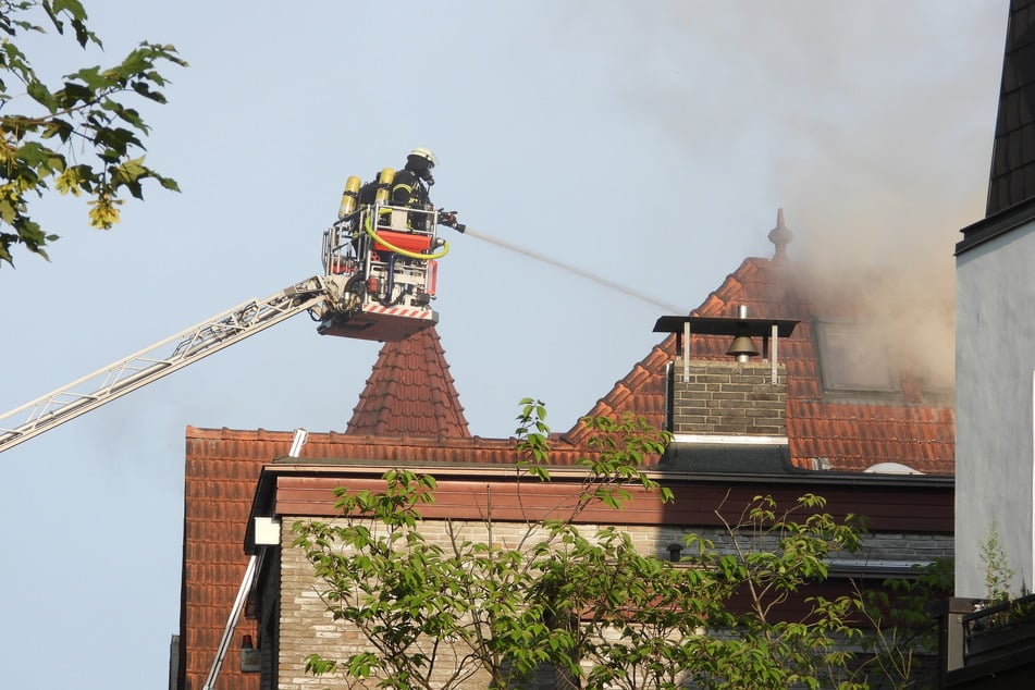 Am Samstagabend ist ein Feuer im Dachstuhl einer Hamburger Villa ausgebrochen. Die Feuerwehr ist vor Ort.