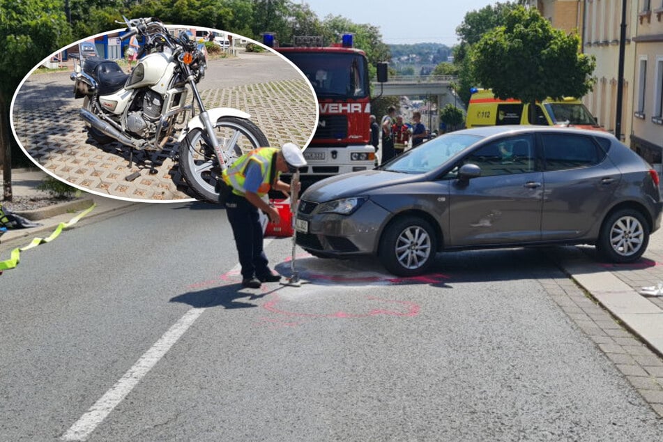 Chemnitz: Unfall in Mittelsachsen: Biker erleidet bei Crash mit Seat schwere Verletzungen