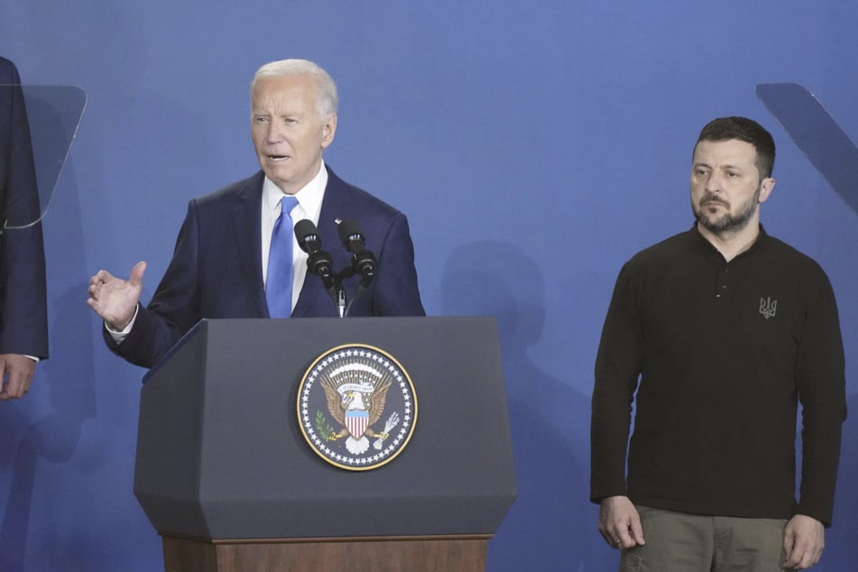 Nach seiner Rede auf dem Nato-Gipfel leitete US-Präsident Biden (li.) an seinen ukrainischen Amtskollegen Selenskyj weiter. Allerdings nannte er ihn nicht bei seinem korrekten Namen.