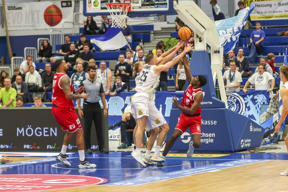 Die Titans müssen defensiv wieder richtig zupacken - wie hier Sebastian Heck (29, M.) und Lukas Zerner (24, h.).