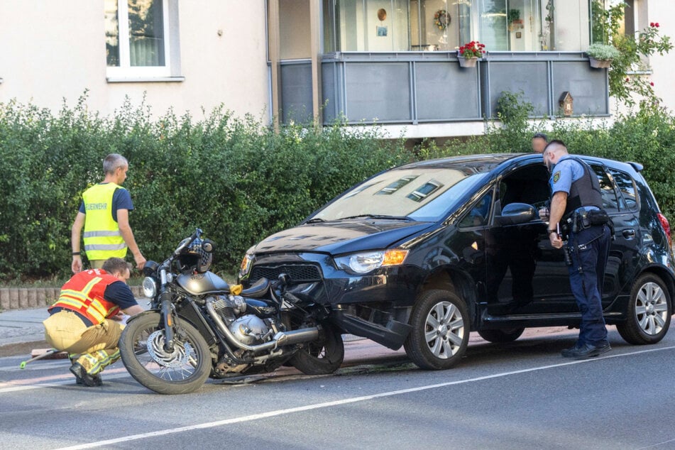 Ein Mitsubishi war an einer gelben Ampel auf ein Motorrad aufgefahren.